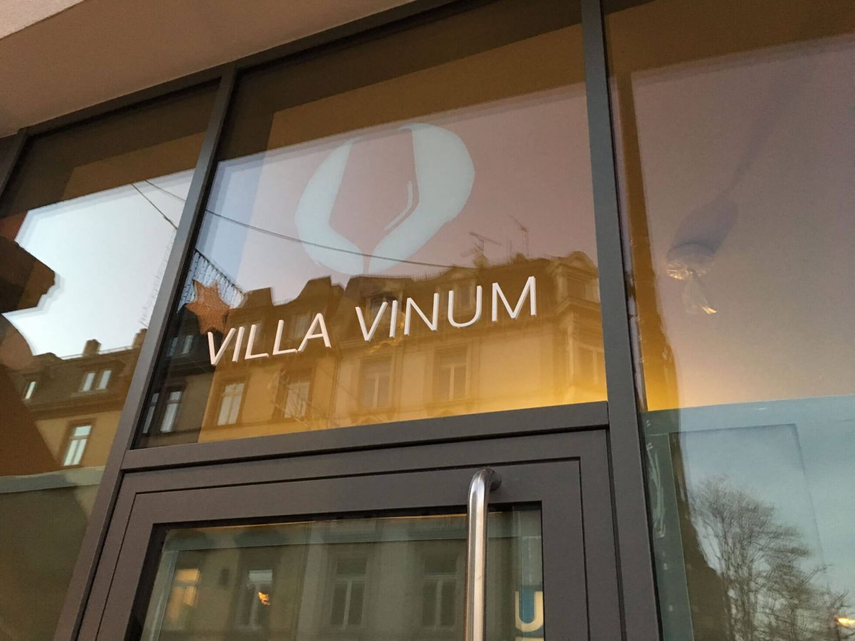 Schaufensterbeschriftung-Frankfurt-Villa-Vinum