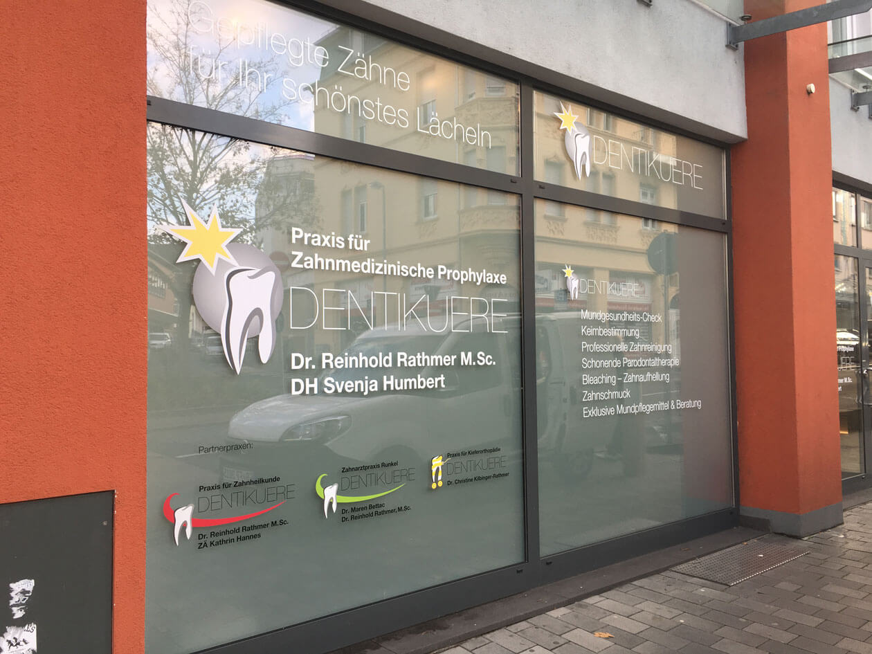 Schaufensterbeschriftung-Frankfurt-Zahnarzt