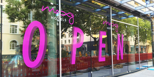 schaufensterbeschriftung-open-moxy-hotel