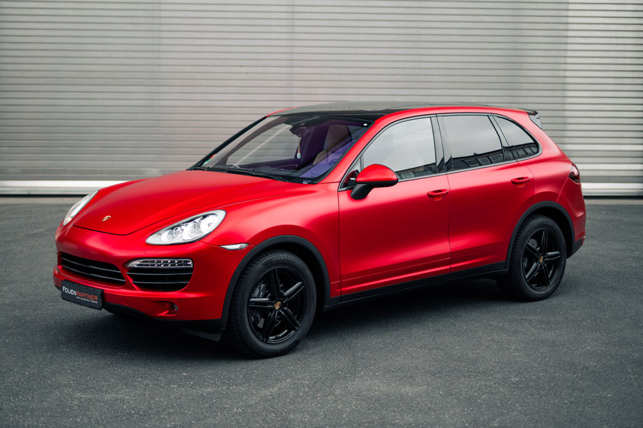 https://www.folienpartner.com/wp-content/uploads/2022/01/autofolierung-porsche-cayenne-chrome-rot.jpg