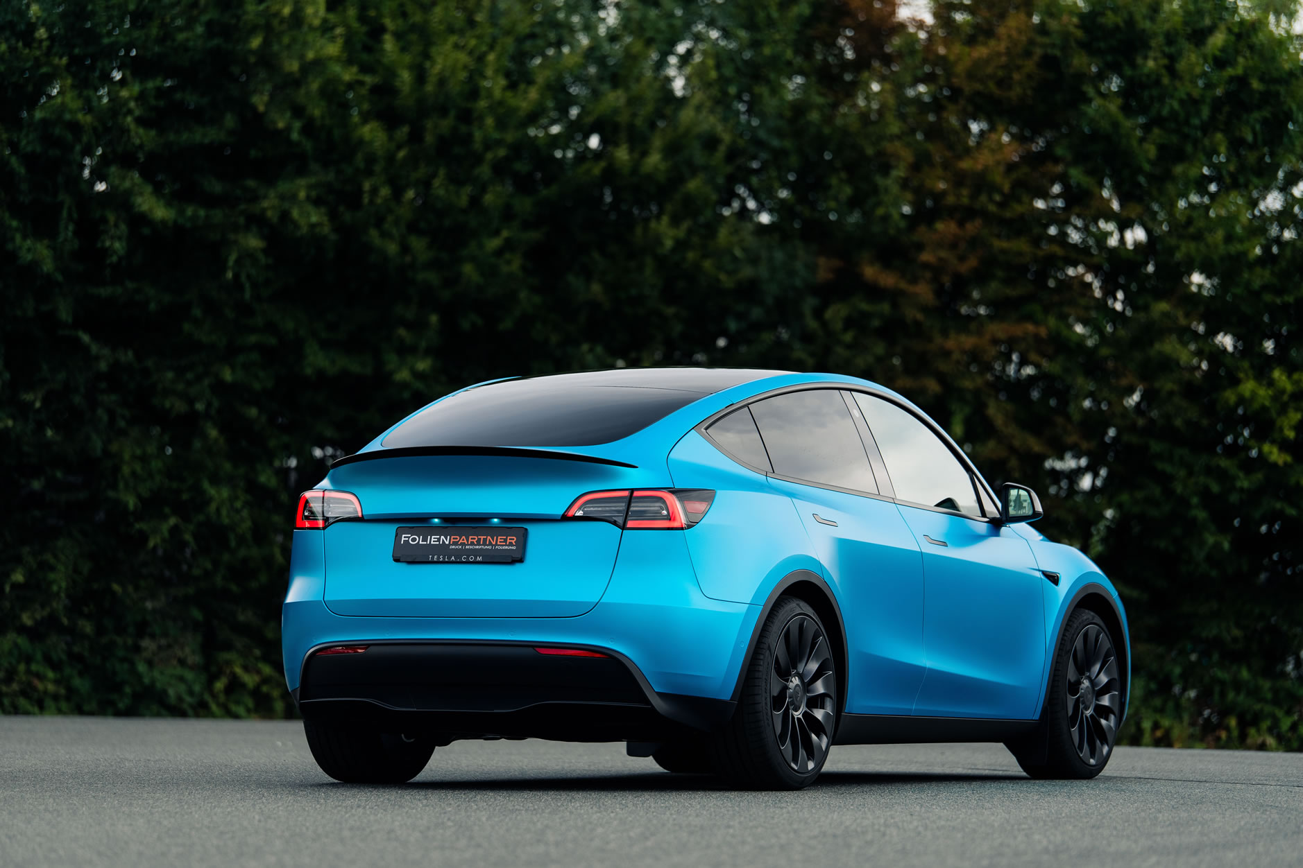 Car Wrapping eines Tesla Y in der Farbe Blau