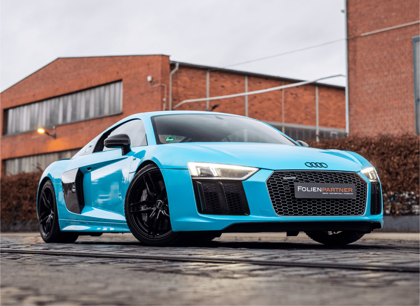 https://www.folienpartner.com/wp-content/uploads/2022/09/audi_r8_barbados_blue_foliert.jpg