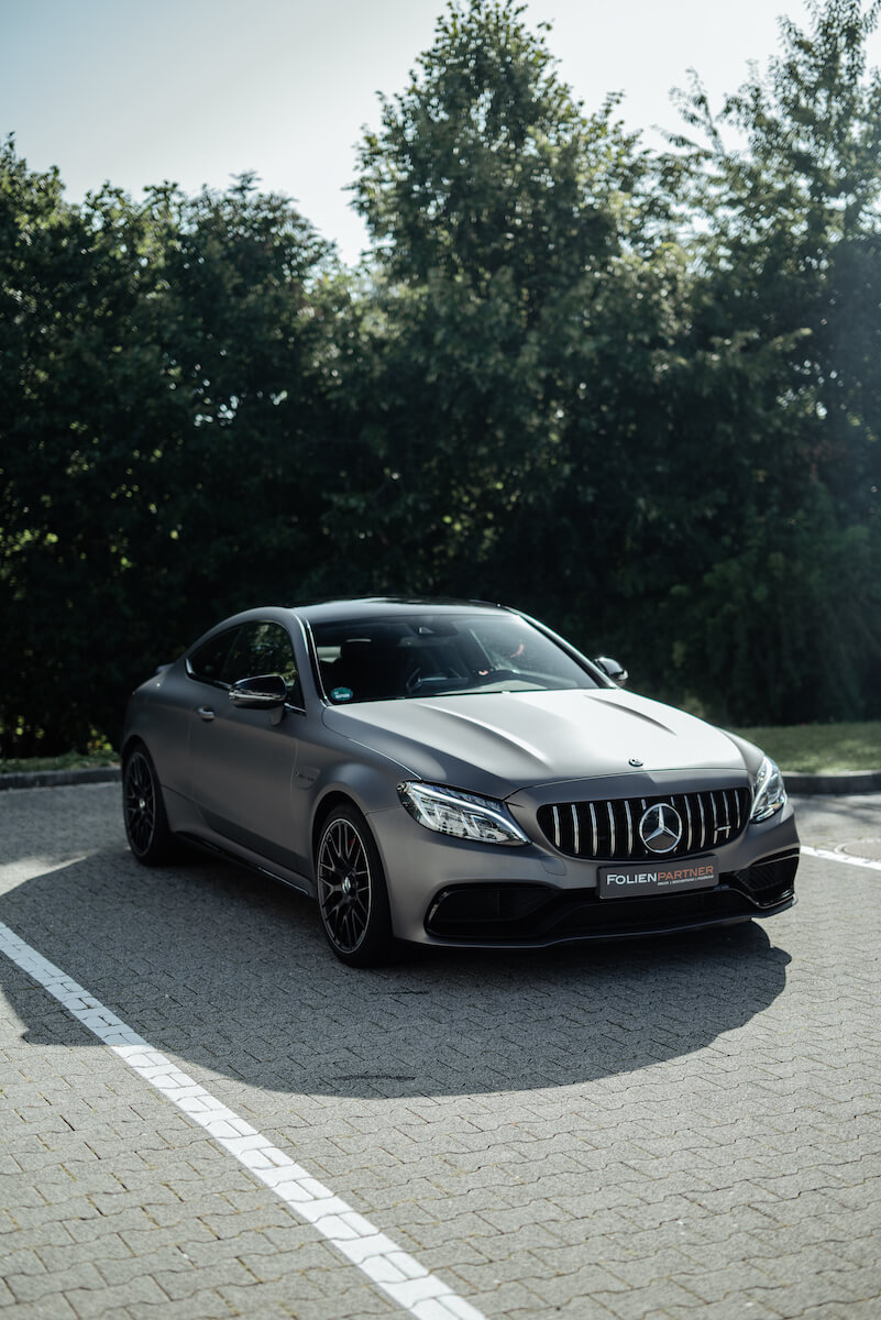 auto_folieren_lassen_mercedes_amg_c63s_vollfolierung_avery_charcoal_grey11