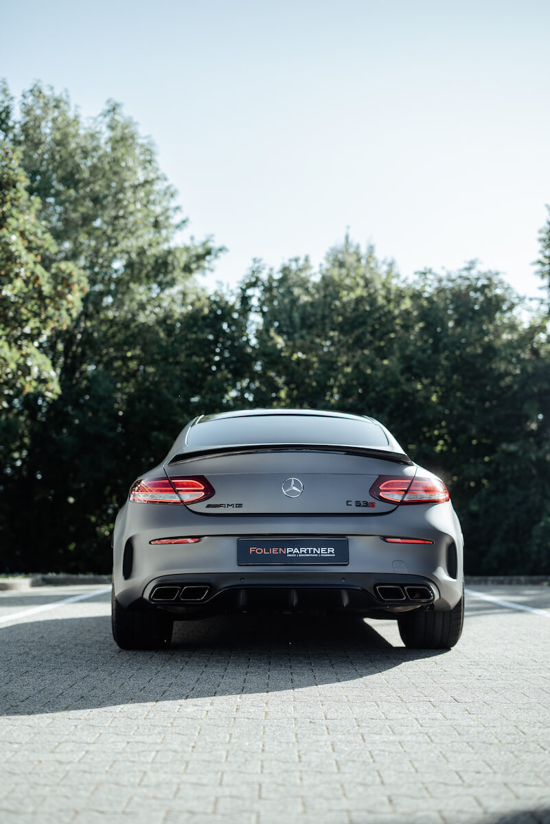 auto_folieren_lassen_mercedes_amg_c63s_vollfolierung_avery_charcoal_grey2