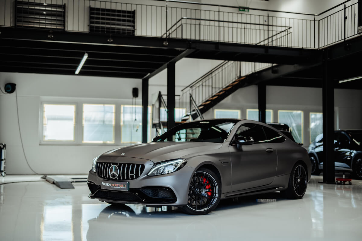 auto_folieren_lassen_mercedes_amg_c63s_vollfolierung_avery_charcoal_grey20