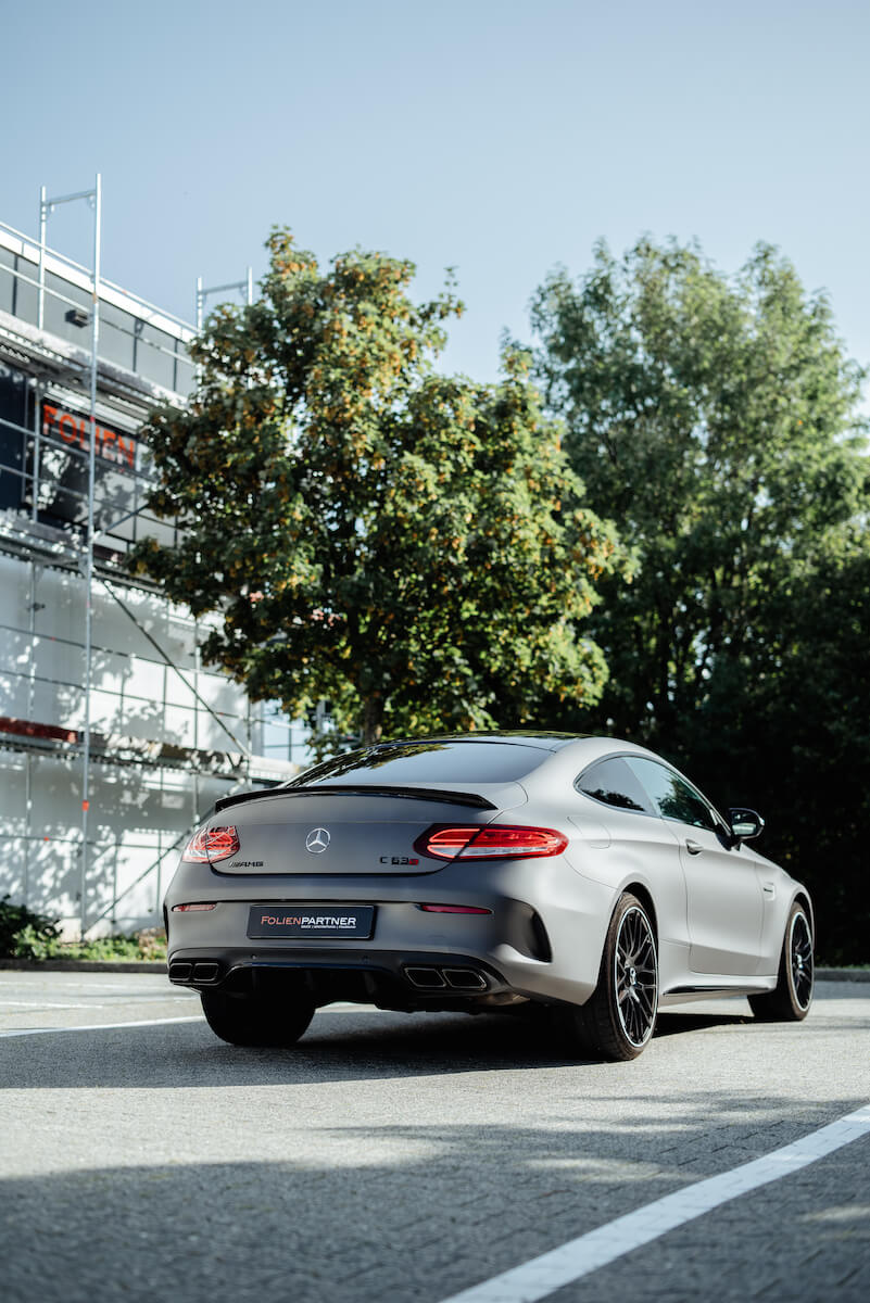 auto_folieren_lassen_mercedes_amg_c63s_vollfolierung_avery_charcoal_grey3