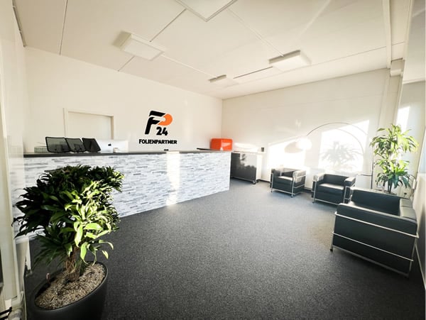 Moderne Empfangsbereich mit Pflanzen und Möbeln.